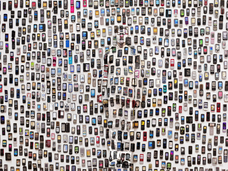 liu_bolin_hitc_moblie_phone_photograph_2012